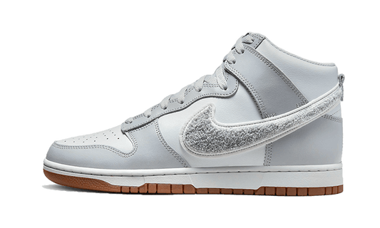 Sneakers limitées et authentiques Nike Dunk High Retro Chenille Swoosh White Grey - DR8805-003 - Kickzmi