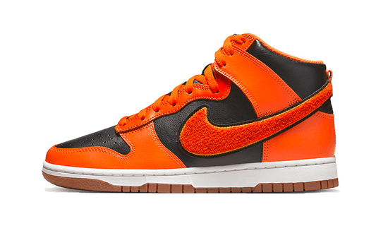 Sneakers limitées et authentiques Nike Dunk High University Chenille Swoosh Safty Orange - DR8805-002 - Kickzmi