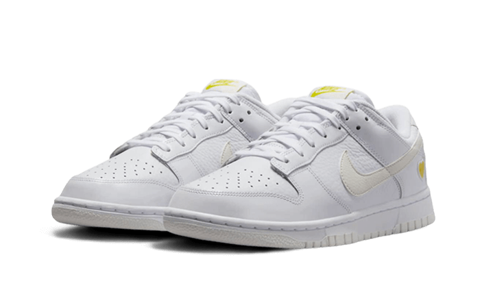 Sneakers éditions limitées et authentiques Nike Dunk Low Yellow Heart - FD0803-100 - Kickzmi