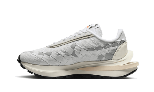 Sneakers éditions limitées et authentiques Nike Vaporwaffle Woven Sacai Jean Paul Gaultier White - DR5209-100 - Kickzmi