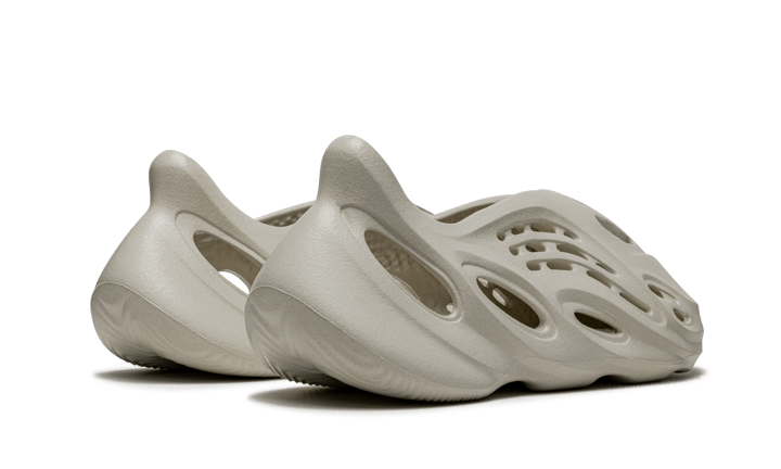 Sneakers éditions limitées et authentiques Adidas Yeezy Foam RNNR Sand - FY4567 - Kickzmi